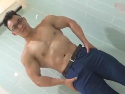 【無修正ゲイ動画】44歳のリーマンボディービルダーを障害者用トイレに連れ込んで筋肉ボディとオナニーを撮らせてもらう！