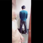 【ゲイツイッター動画】男子トイレで小便しているノンケ男子の背後で全裸露出オナニーで射精する変態のゲキヤバオナ撮り動画！