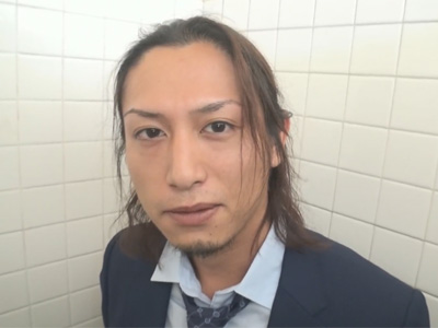 【ゲイ動画】かなりイケメンの26歳ノンケリーマンのオナニーを公衆トイレの個室にて見せてもらうことに！