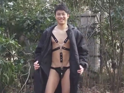 【ゲイ動画】イケメンモデル栄進君にSMっぽいエロ下着を着てもらい外出！公園で露出プレイを楽しみそのまま青姦セックス！